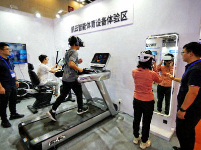 展区现场，参会者正在体验凯云集团最新的智能体育设备